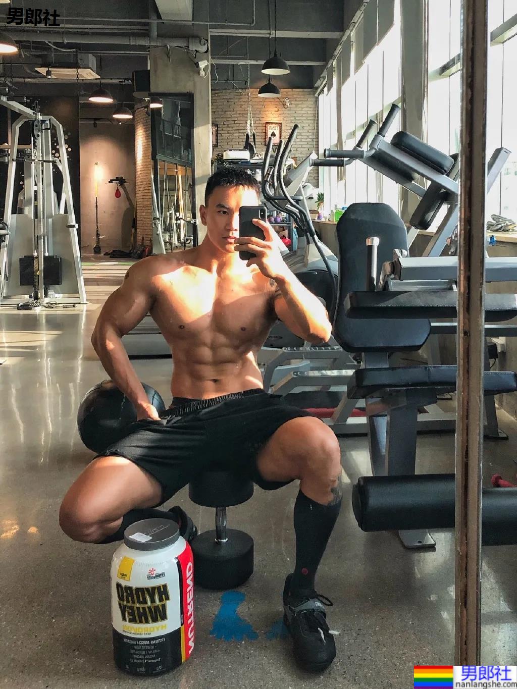 刷屏的肌肉修车工找到了,腱子肉A到炸的他竟是网红名媛的御用男模! - 51虹马 刷屏的肌肉修车工找到了,腱子肉A到炸的他竟是网红名媛的御用男模! - 51虹马