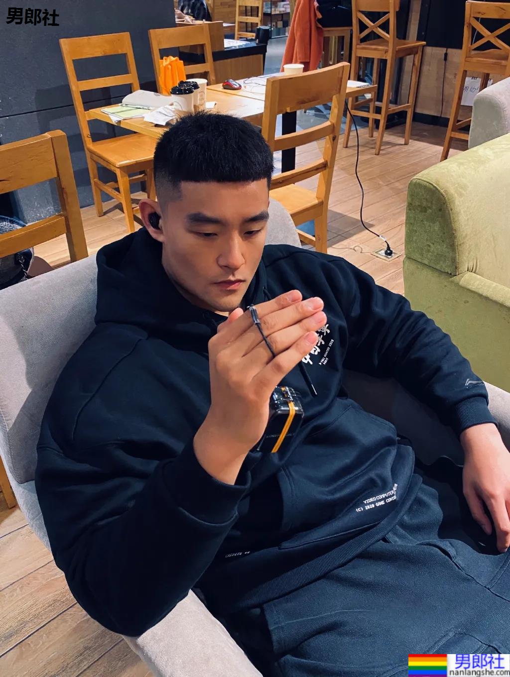 190CM寸头数学老师又高又壮，荷尔蒙爆棚了！ - 51虹马