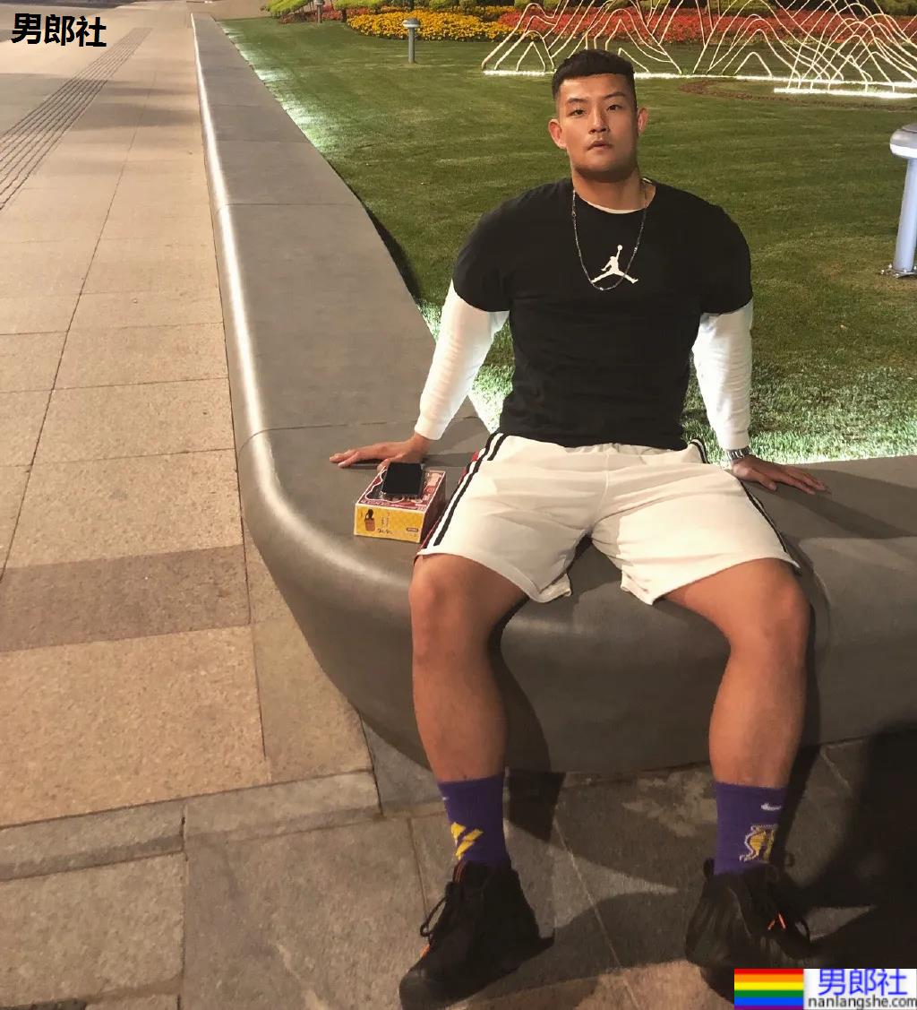 190CM寸头数学老师又高又壮，荷尔蒙爆棚了！ - 51虹马