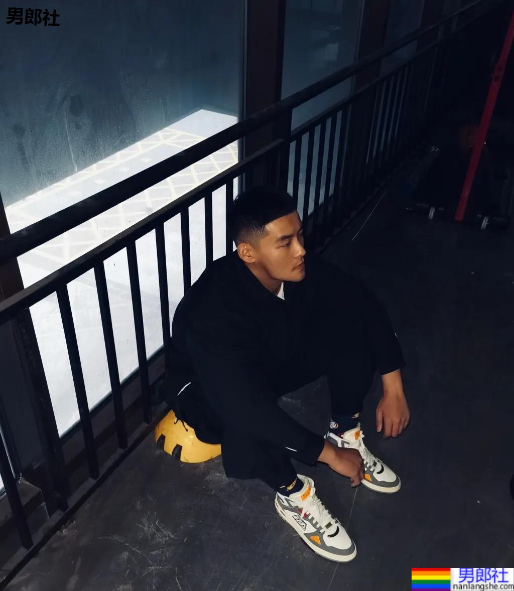 190CM寸头数学老师又高又壮，荷尔蒙爆棚了！ - 51虹马