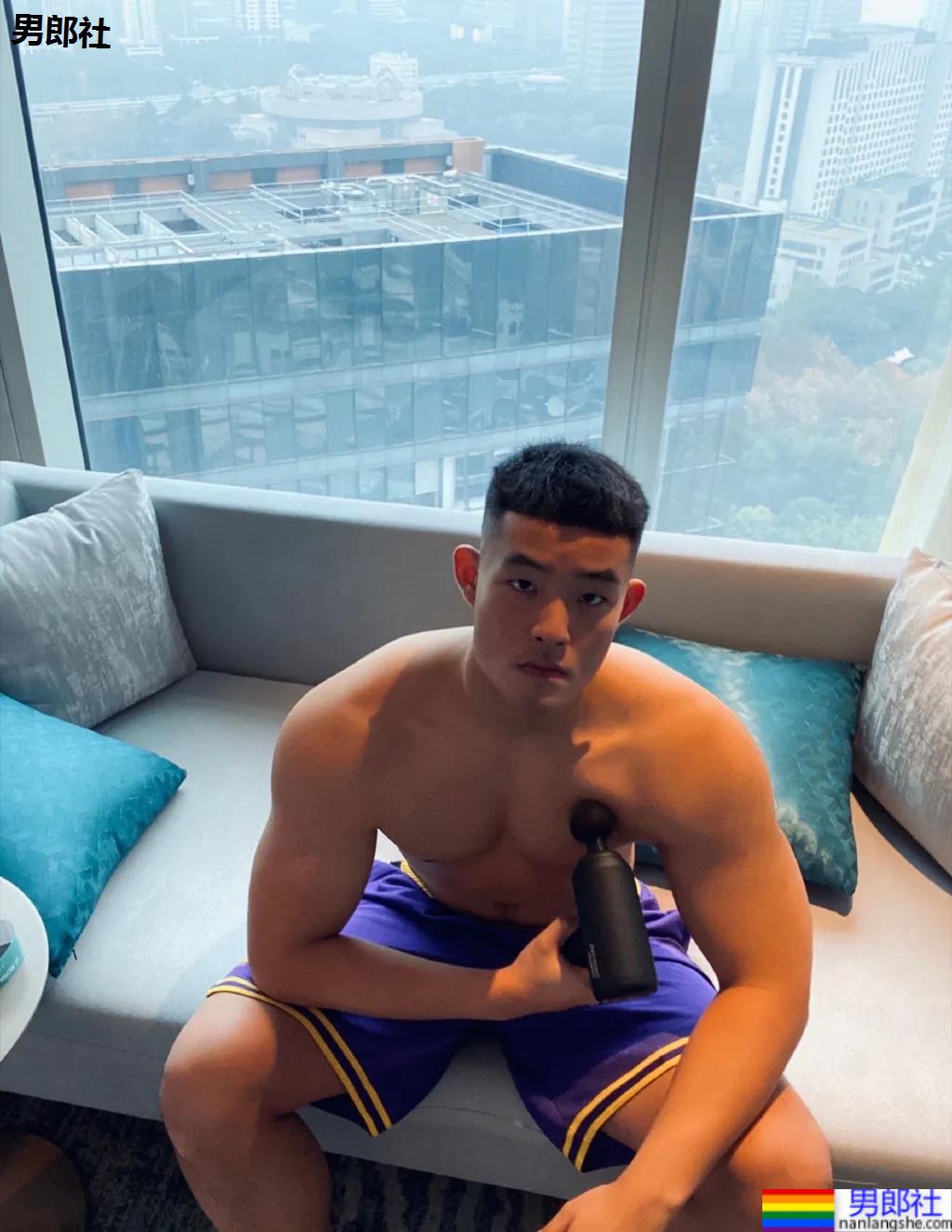 190CM寸头数学老师又高又壮，荷尔蒙爆棚了！ - 51虹马