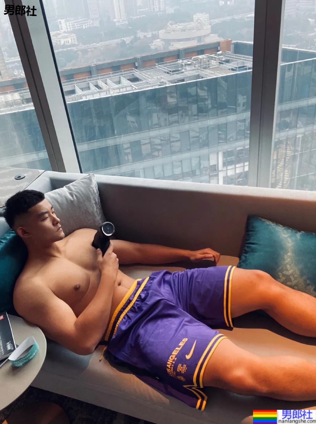 190CM寸头数学老师又高又壮，荷尔蒙爆棚了！ - 51虹马