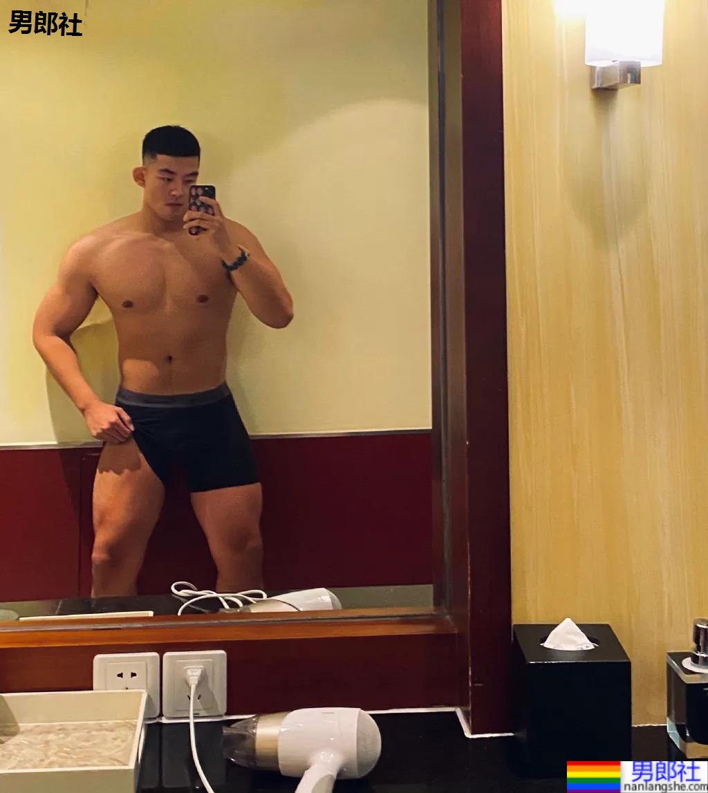 190CM寸头数学老师又高又壮，荷尔蒙爆棚了！ - 51虹马