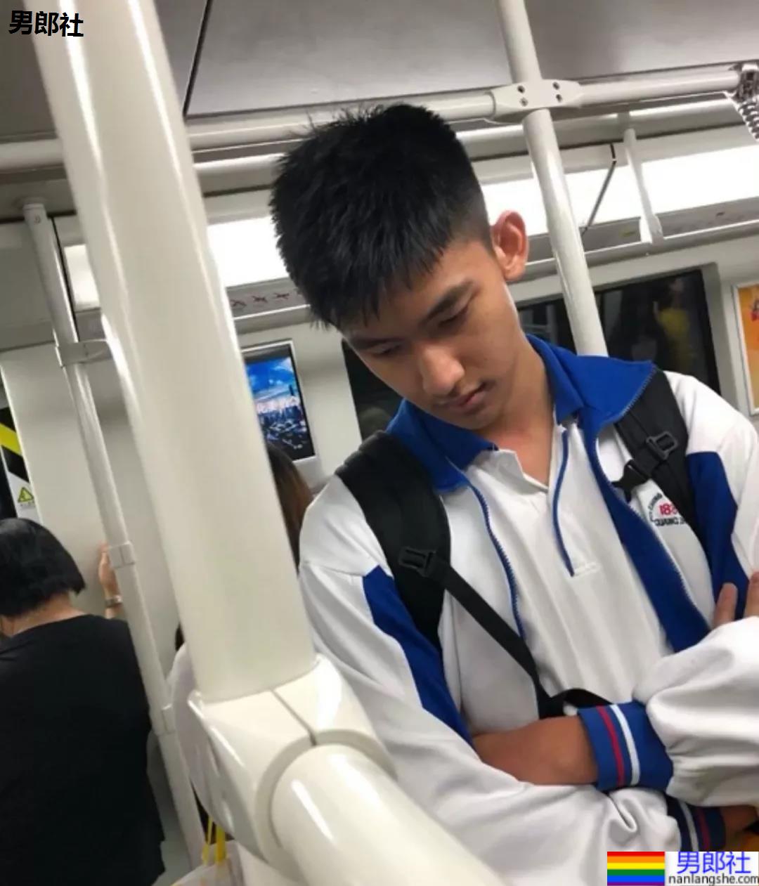 深圳地铁上抓拍190CM的高中男生，鼻子太大了-51虹马