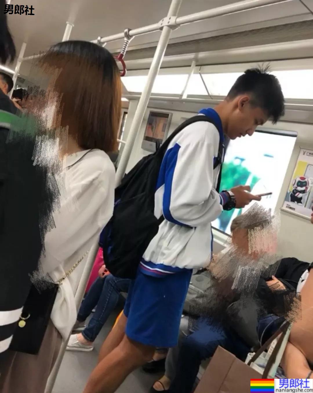 深圳地铁上抓拍190CM的高中男生，鼻子太大了 - 51虹马