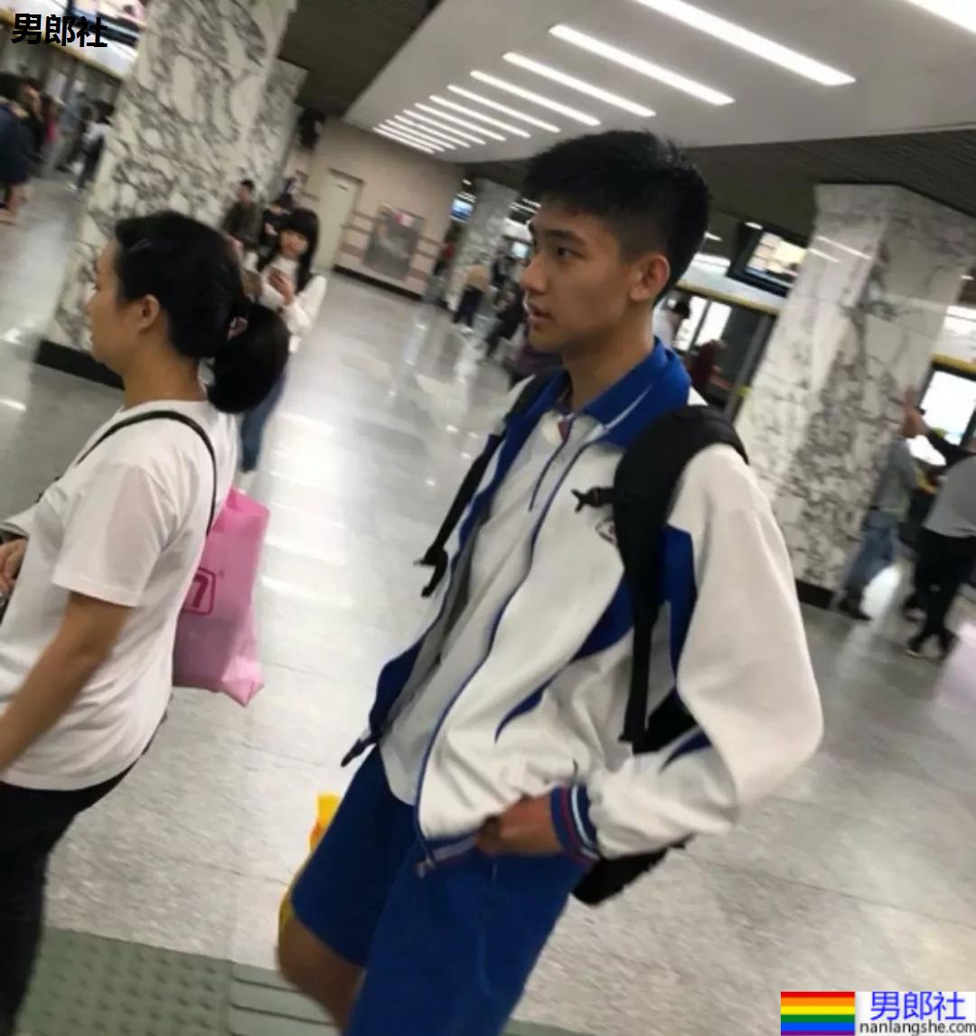 深圳地铁上抓拍190CM的高中男生，鼻子太大了 - 51虹马