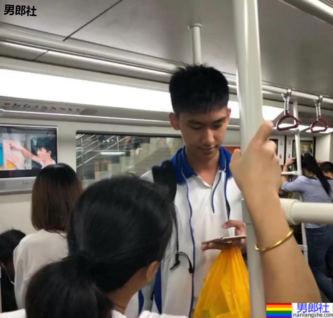 深圳地铁上抓拍190CM的高中男生，鼻子太大了 - 51虹马