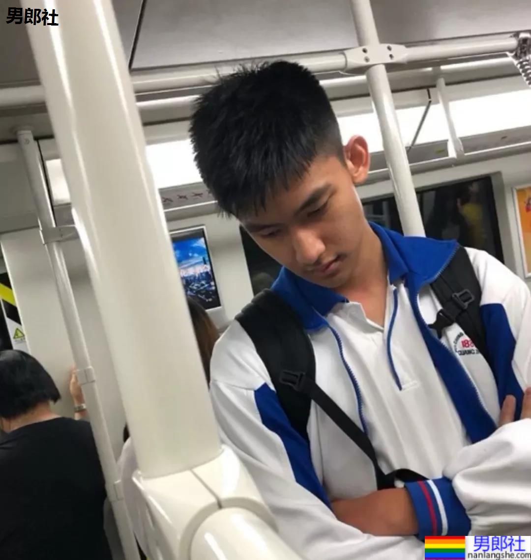 深圳地铁上抓拍190CM的高中男生，鼻子太大了 - 51虹马