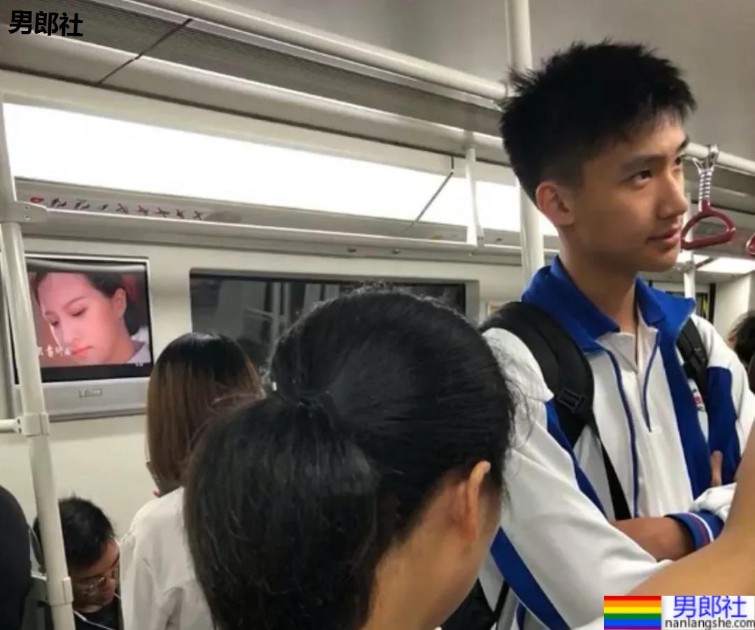 深圳地铁上抓拍190CM的高中男生，鼻子太大了 - 51虹马