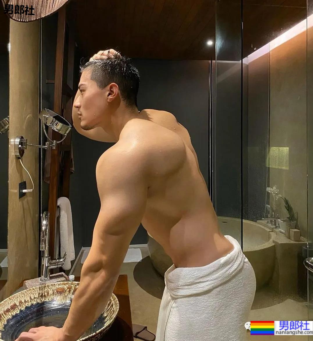 当肌肉男的胸肌练得比女人还大，你们觉得怎么样 - 51虹马