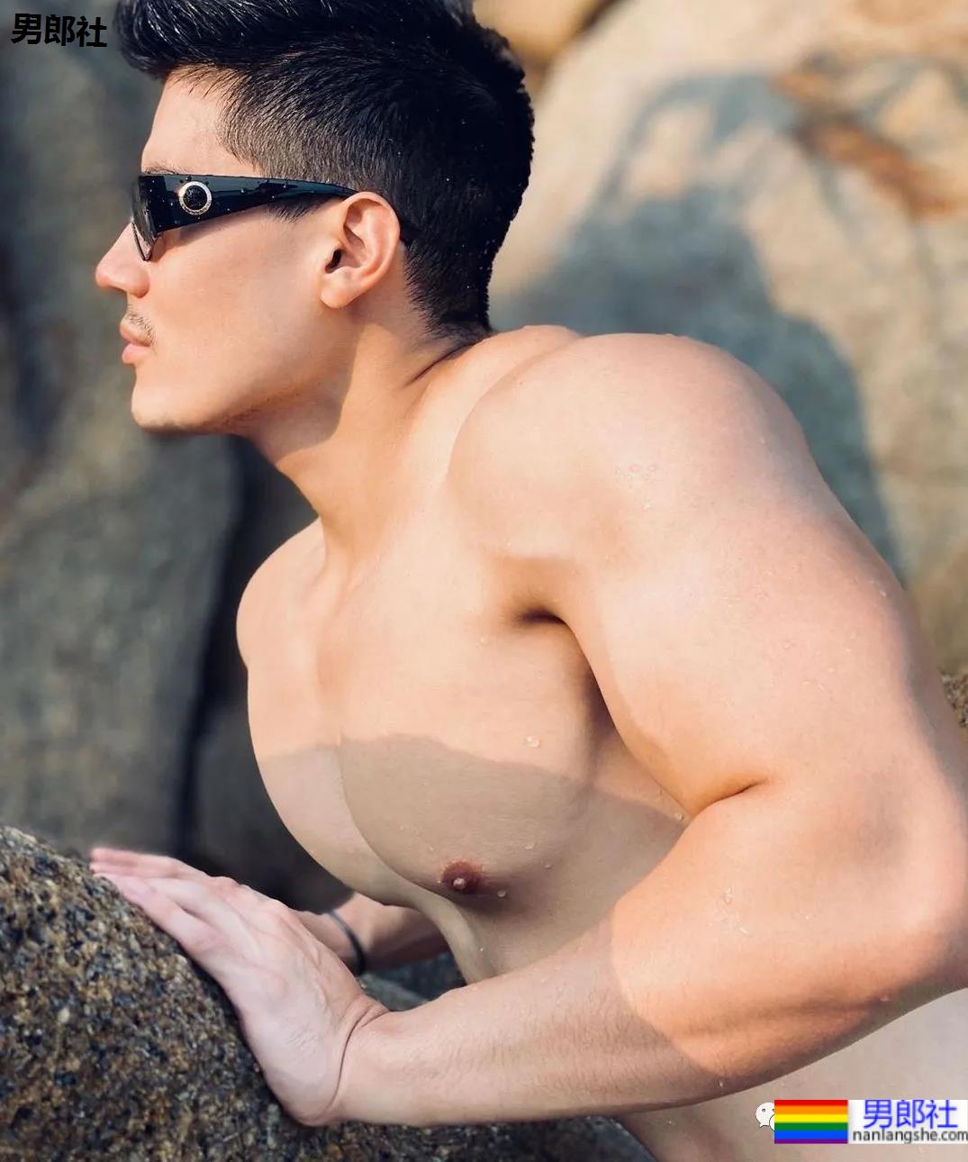 当肌肉男的胸肌练得比女人还大，你们觉得怎么样 - 51虹马