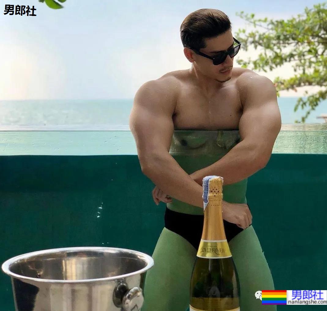 当肌肉男的胸肌练得比女人还大，你们觉得怎么样 - 51虹马