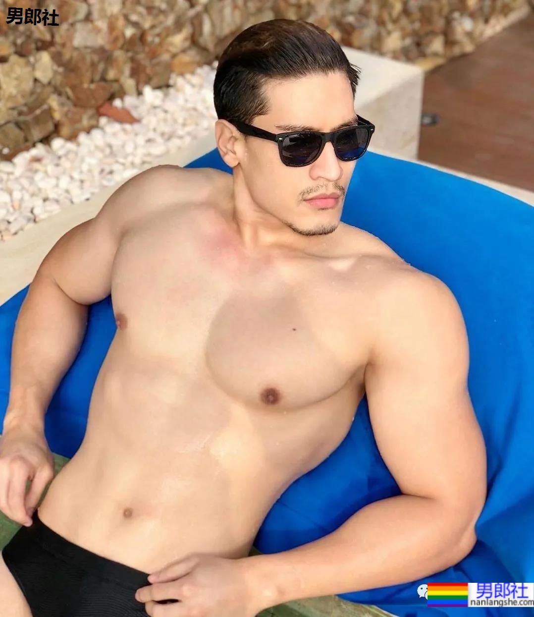 当肌肉男的胸肌练得比女人还大，你们觉得怎么样 - 51虹马