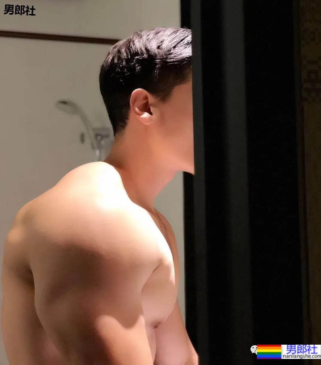 当肌肉男的胸肌练得比女人还大，你们觉得怎么样 - 51虹马