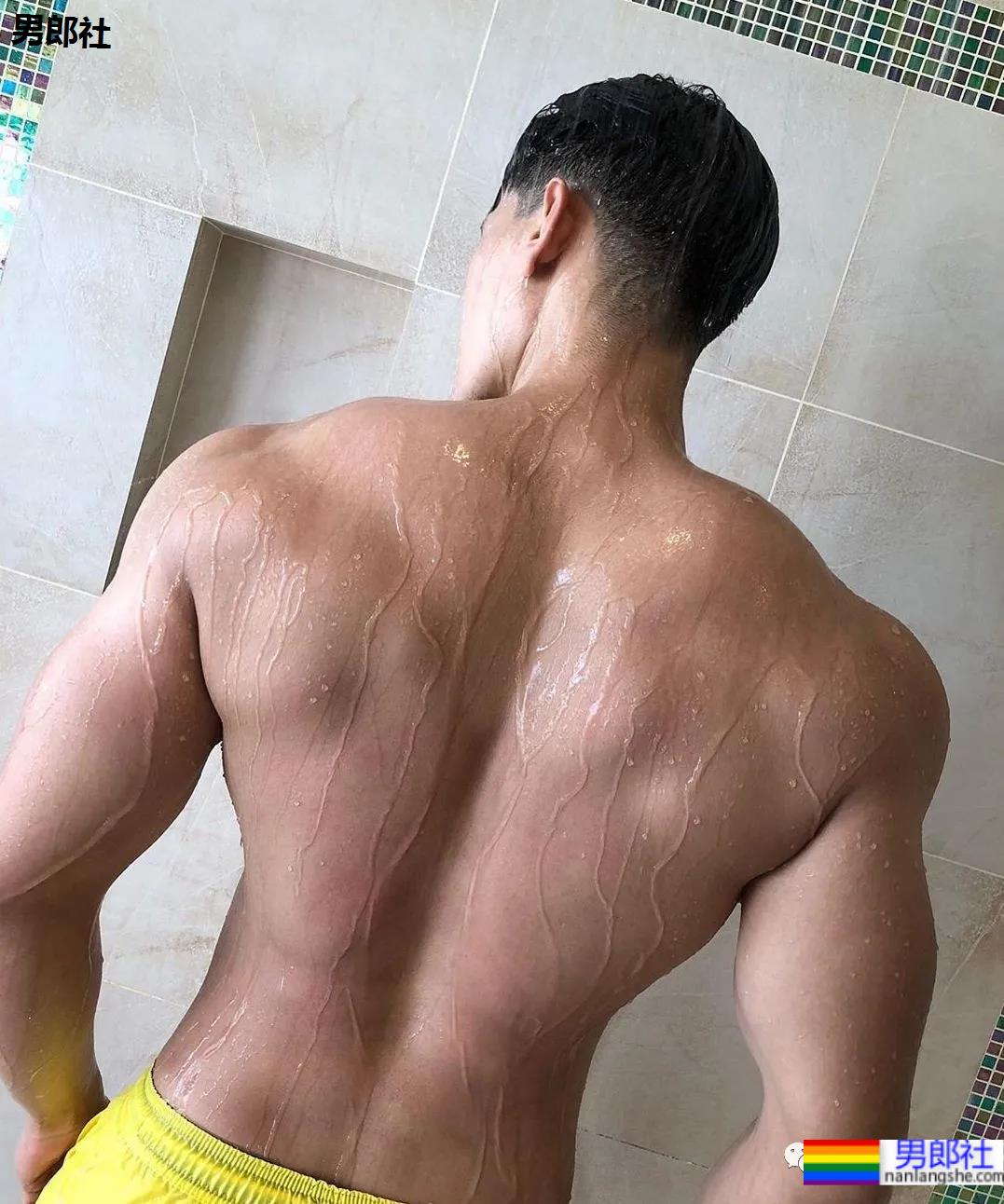 当肌肉男的胸肌练得比女人还大，你们觉得怎么样 - 51虹马