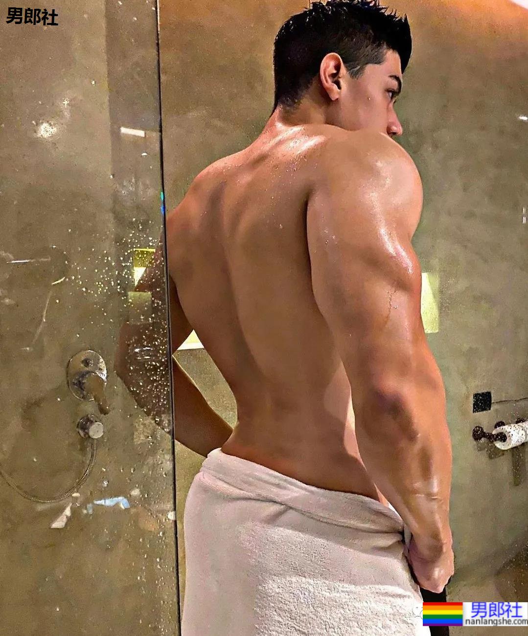 当肌肉男的胸肌练得比女人还大，你们觉得怎么样 - 51虹马