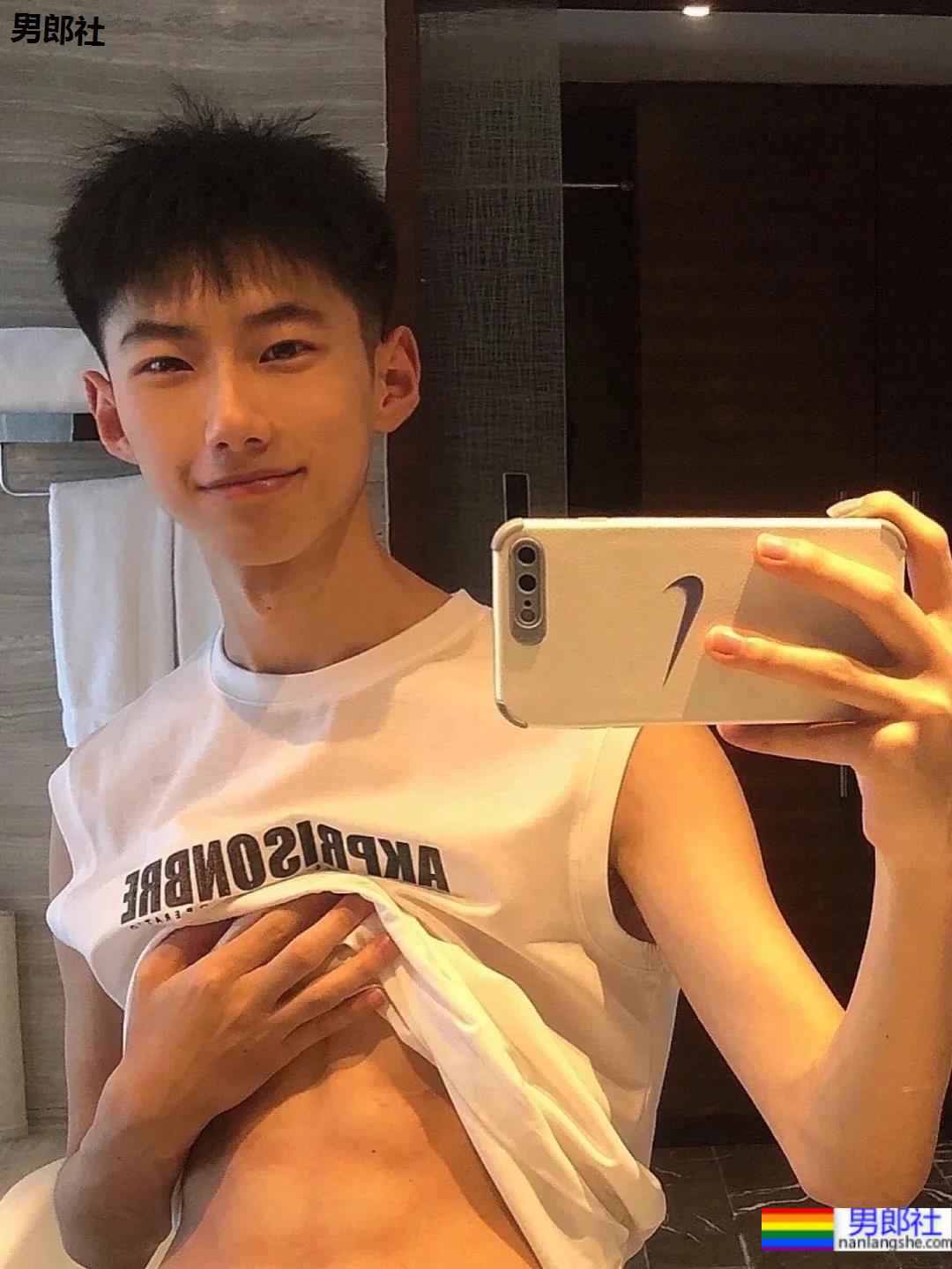 18岁清新球鞋小奶狗，满满少年感让你全程姨母笑！ - 51虹马