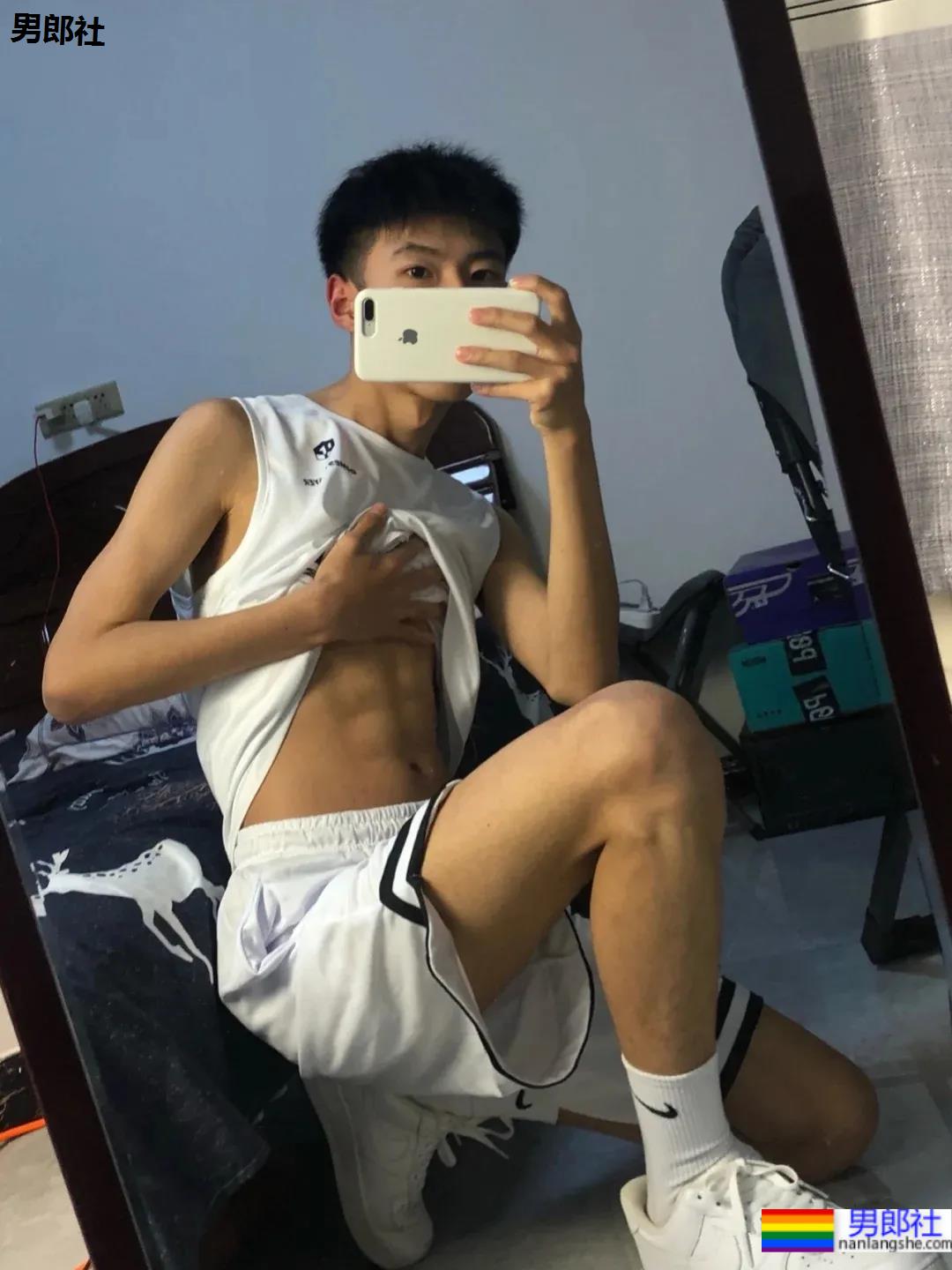 18岁清新球鞋小奶狗，满满少年感让你全程姨母笑！ - 51虹马