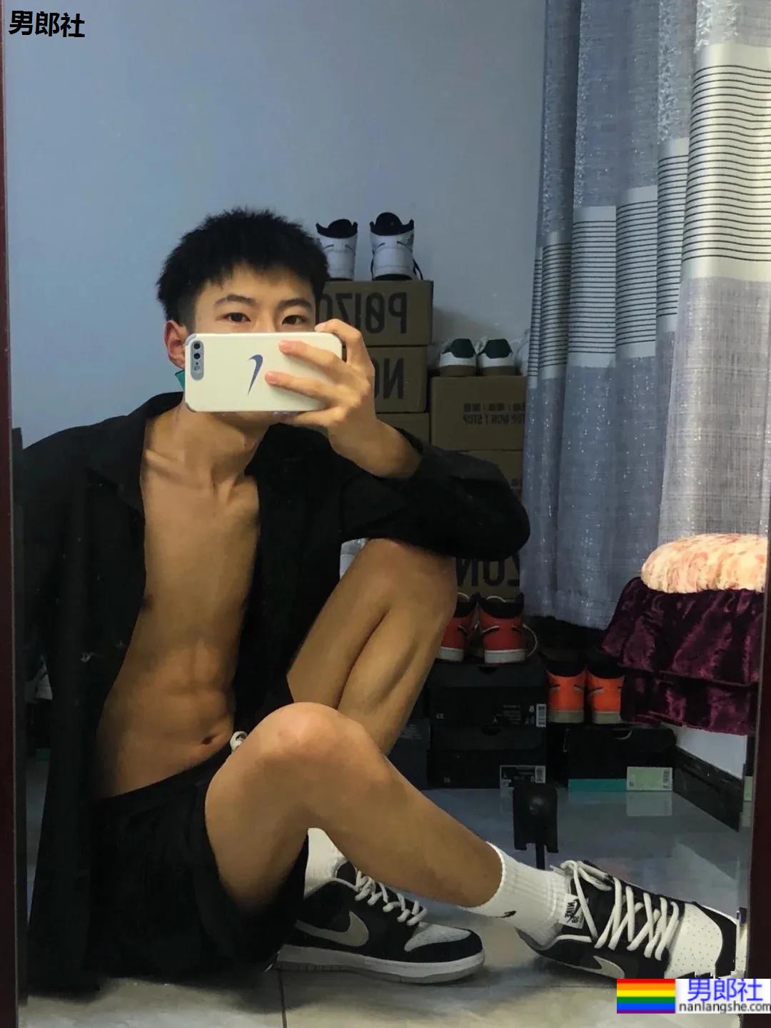 18岁清新球鞋小奶狗，满满少年感让你全程姨母笑！ - 51虹马