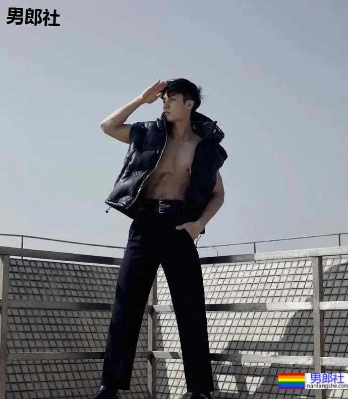 清秀帅气的00后小哥哥，身材竟然这么可口！ - 51虹马