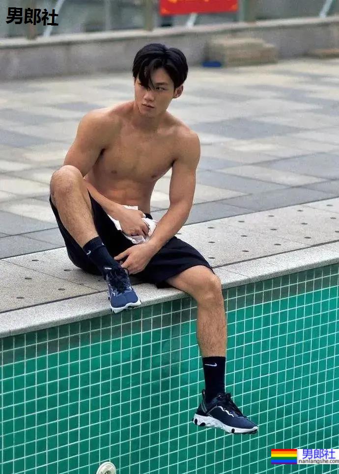 清秀帅气的00后小哥哥，身材竟然这么可口！ - 51虹马