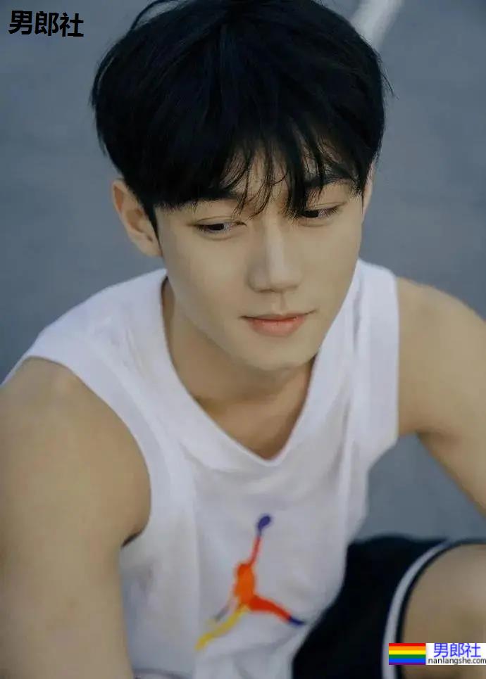 清秀帅气的00后小哥哥，身材竟然这么可口！ - 51虹马