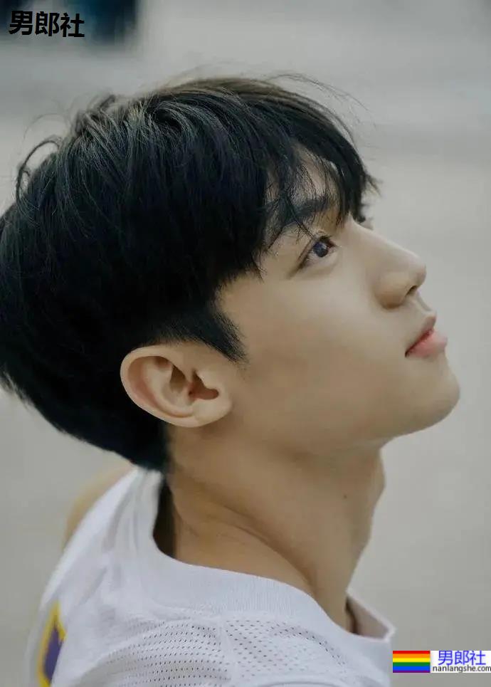 清秀帅气的00后小哥哥，身材竟然这么可口！ - 51虹马