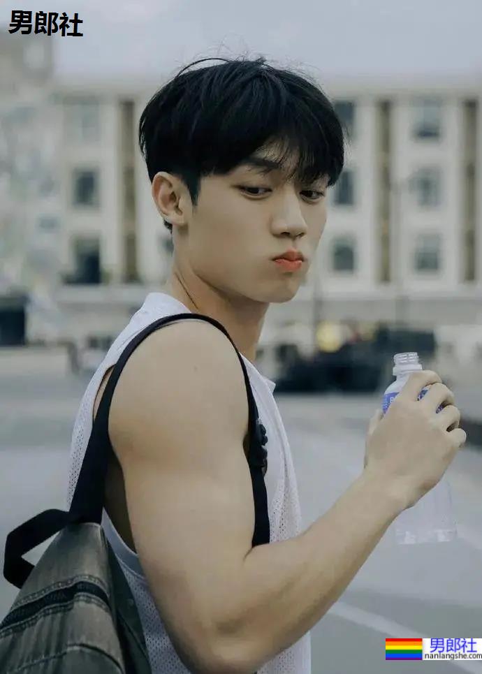 清秀帅气的00后小哥哥，身材竟然这么可口！ - 51虹马