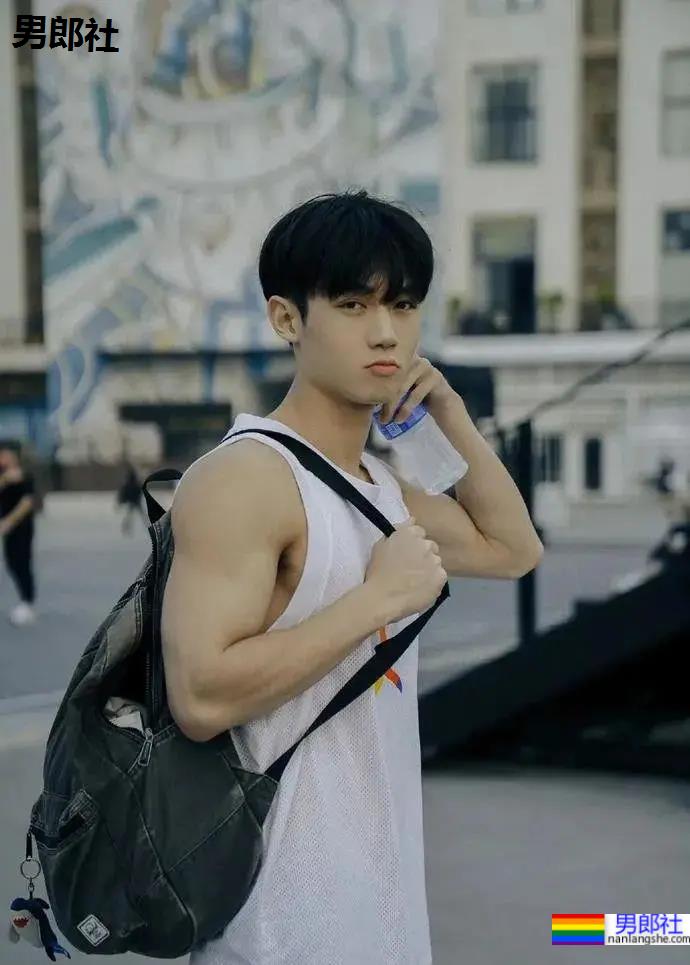 清秀帅气的00后小哥哥，身材竟然这么可口！ - 51虹马