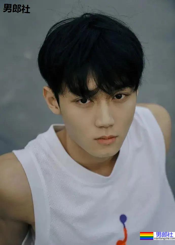 清秀帅气的00后小哥哥，身材竟然这么可口！ - 51虹马