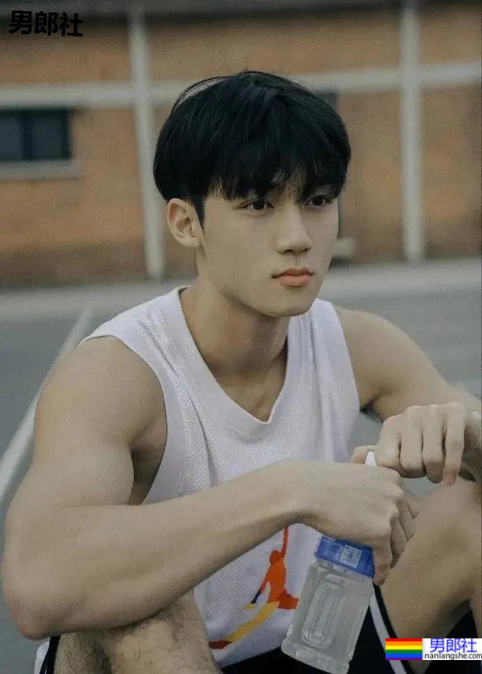 清秀帅气的00后小哥哥，身材竟然这么可口！ - 51虹马