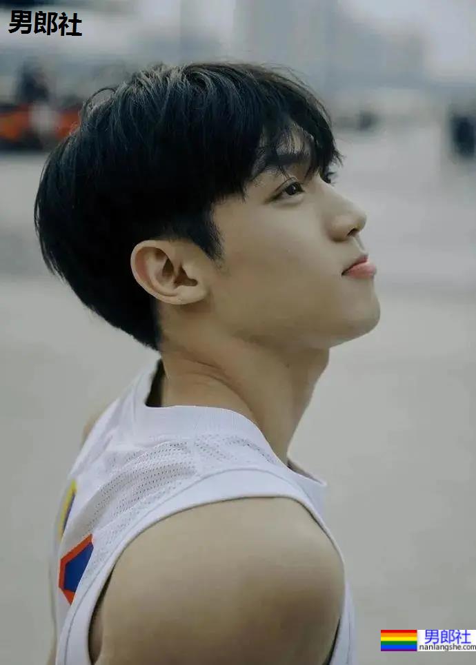 清秀帅气的00后小哥哥，身材竟然这么可口！ - 51虹马