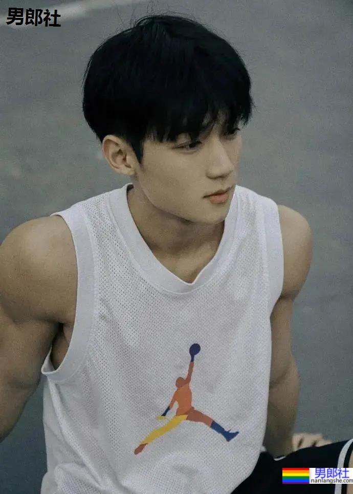 清秀帅气的00后小哥哥，身材竟然这么可口！ - 51虹马