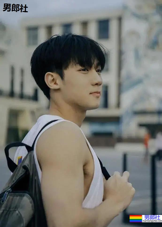 清秀帅气的00后小哥哥，身材竟然这么可口！ - 51虹马