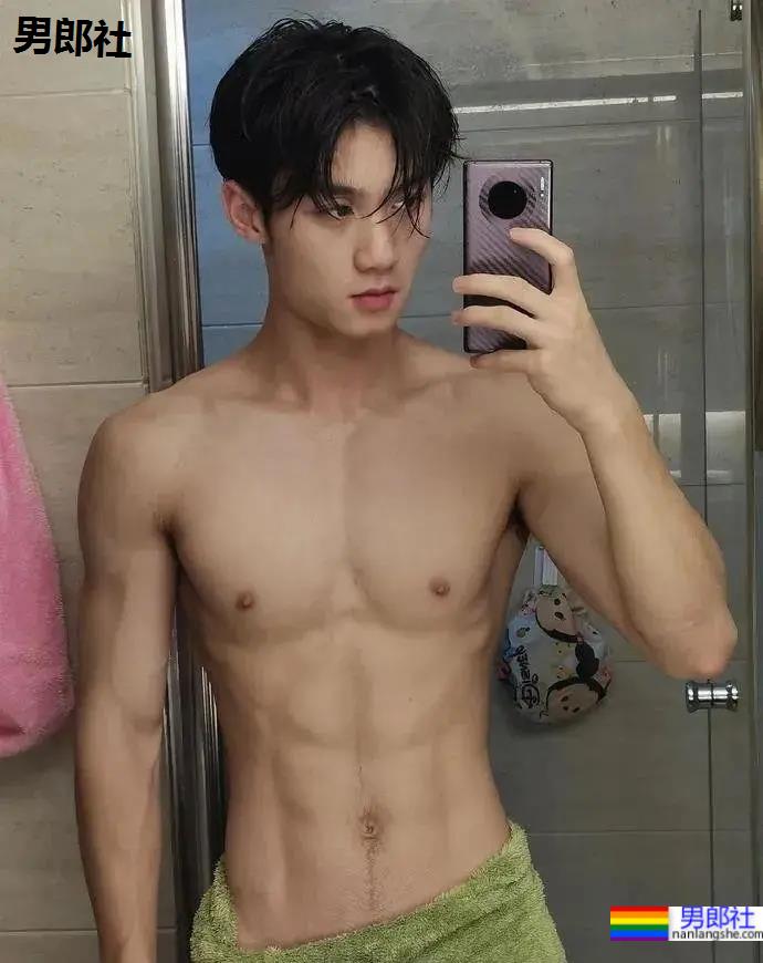 清秀帅气的00后小哥哥，身材竟然这么可口！ - 51虹马