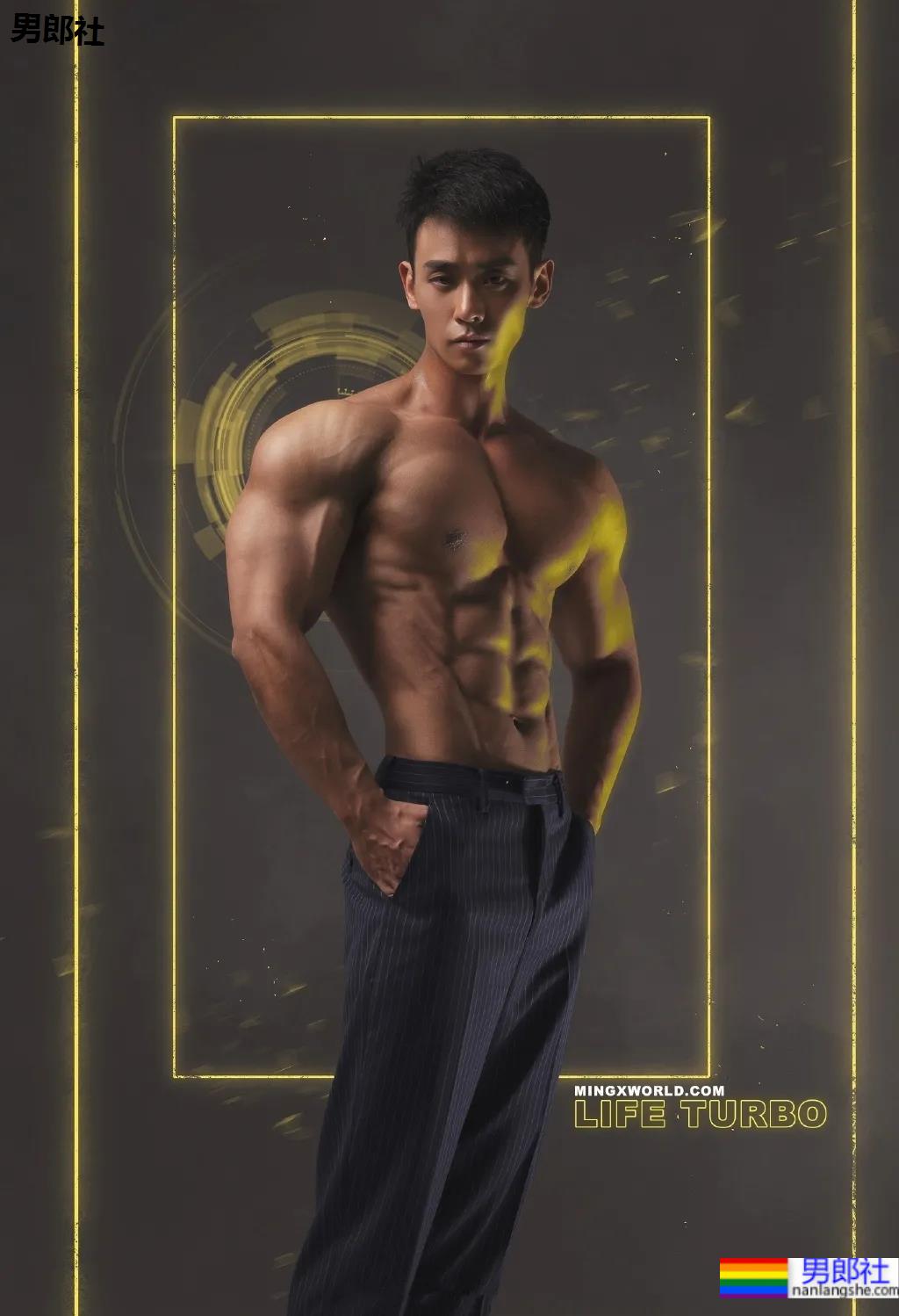 童颜腹肌重庆小哥火遍网络，炸裂腱子肉拍浴凧大片，真的馋人! - 51虹马