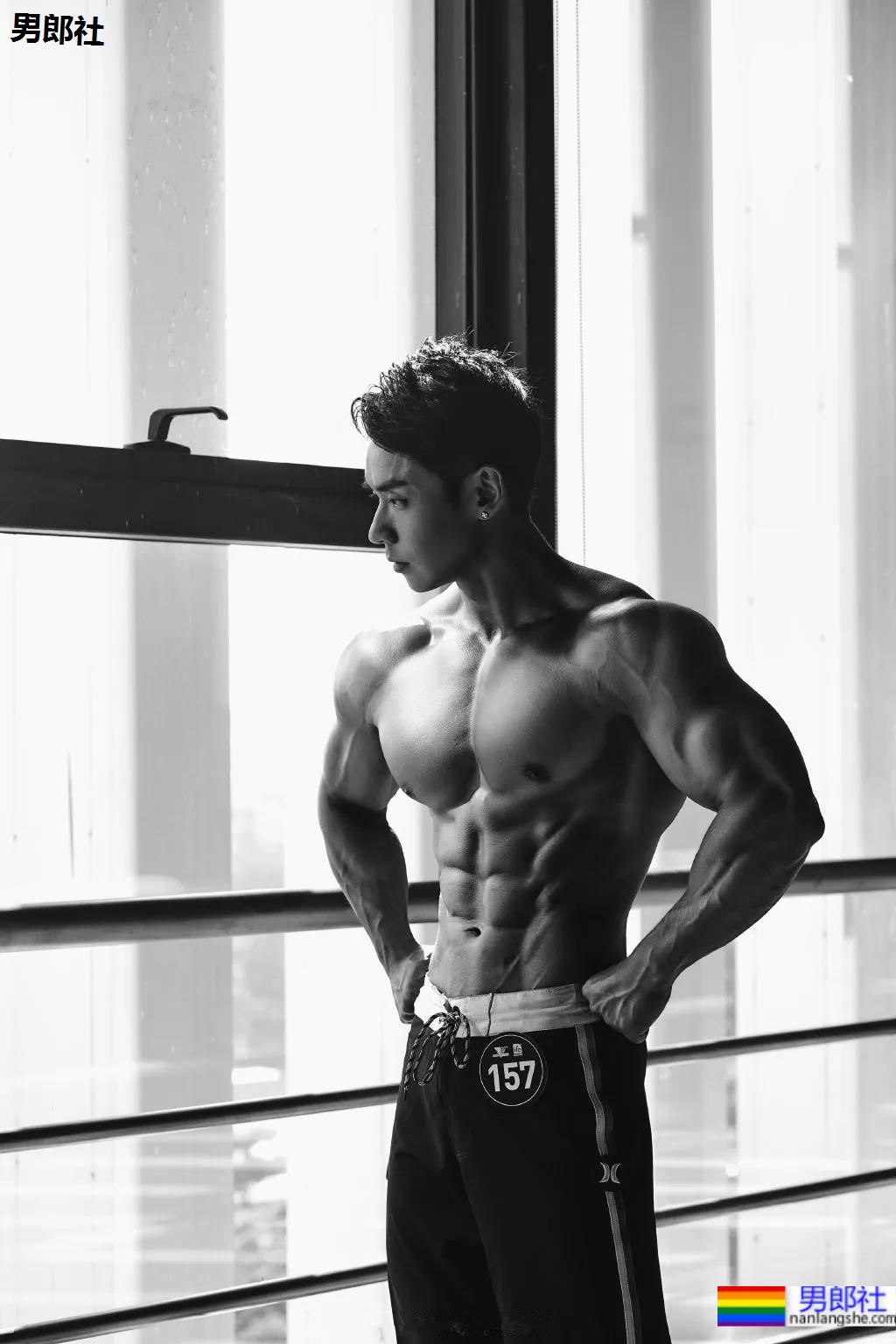 童颜腹肌重庆小哥火遍网络，炸裂腱子肉拍浴凧大片，真的馋人! - 51虹马