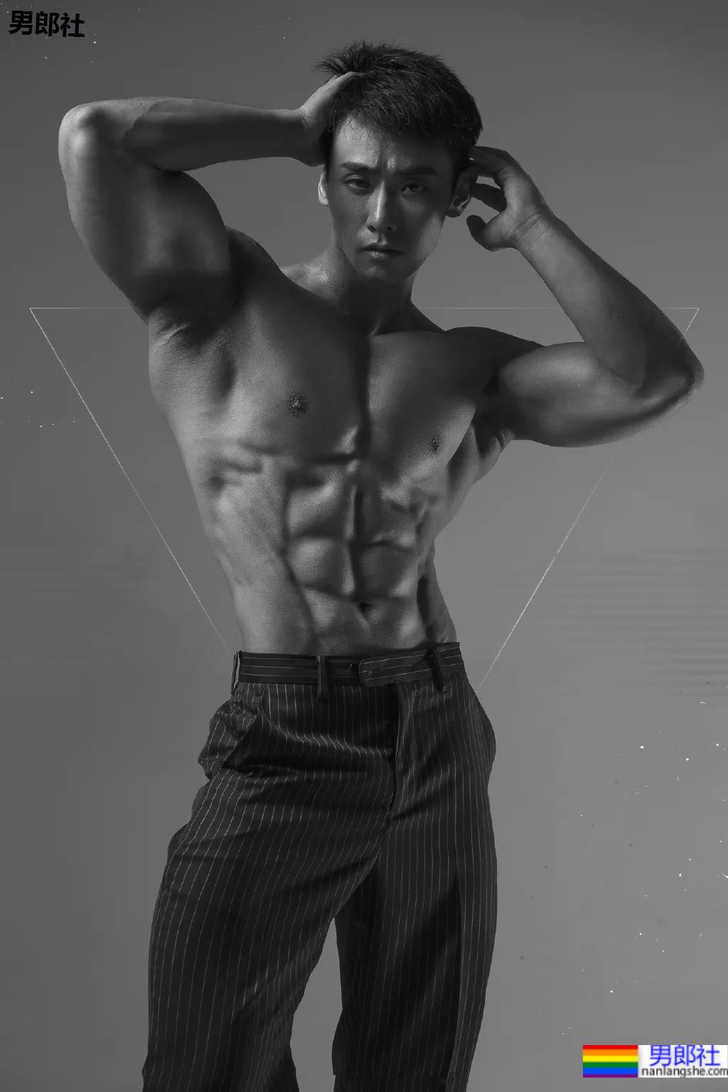 童颜腹肌重庆小哥火遍网络，炸裂腱子肉拍浴凧大片，真的馋人! - 51虹马