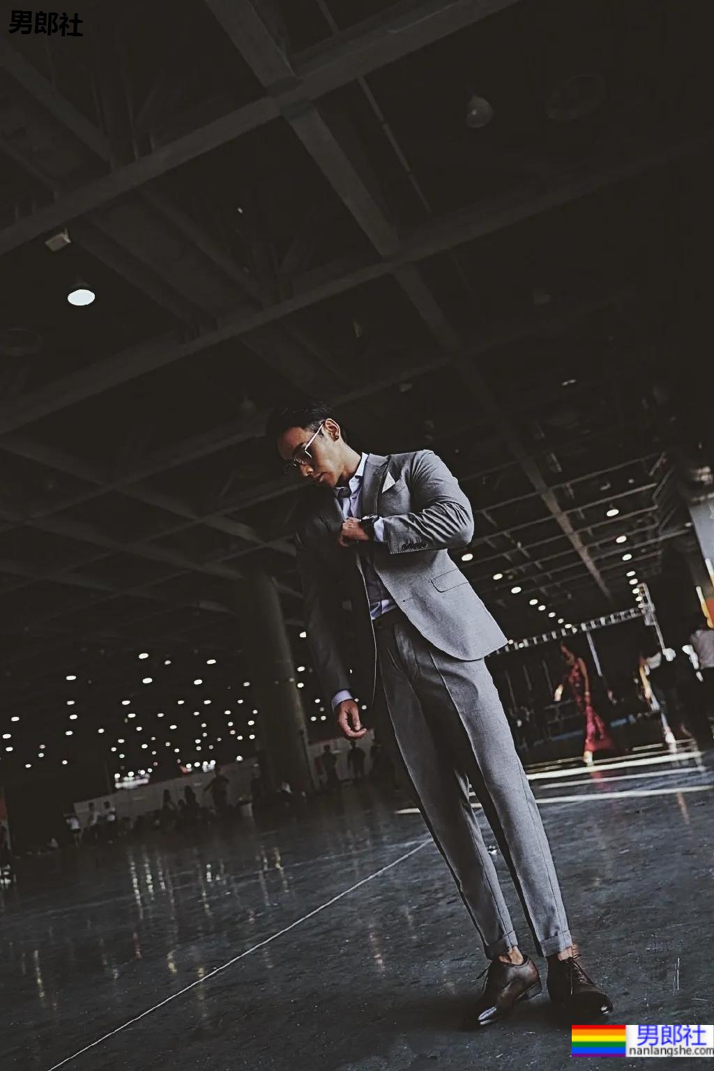 童颜腹肌重庆小哥火遍网络，炸裂腱子肉拍浴凧大片，真的馋人! - 51虹马