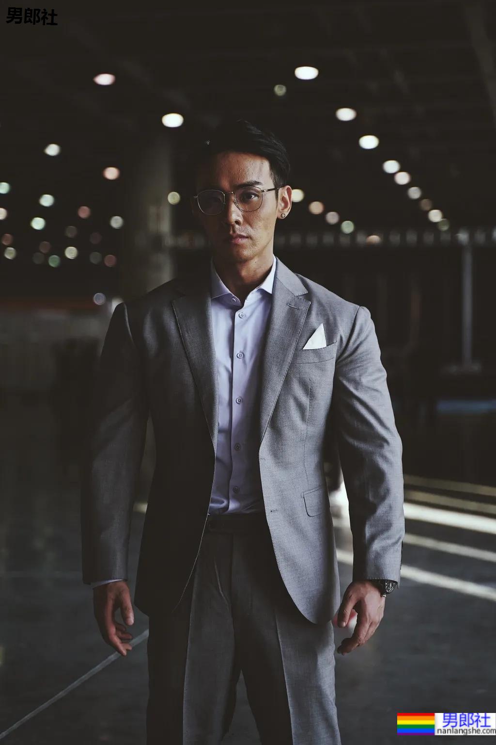 童颜腹肌重庆小哥火遍网络，炸裂腱子肉拍浴凧大片，真的馋人! - 51虹马