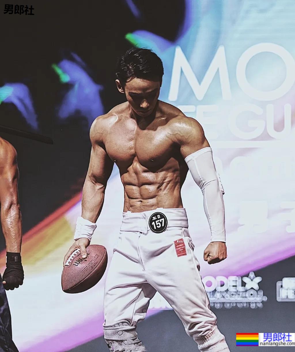 童颜腹肌重庆小哥火遍网络，炸裂腱子肉拍浴凧大片，真的馋人! - 51虹马