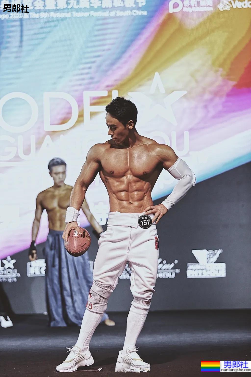 童颜腹肌重庆小哥火遍网络，炸裂腱子肉拍浴凧大片，真的馋人! - 51虹马