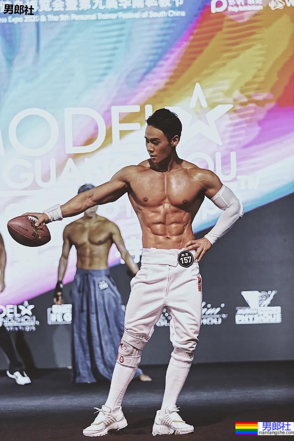 童颜腹肌重庆小哥火遍网络，炸裂腱子肉拍浴凧大片，真的馋人! - 51虹马