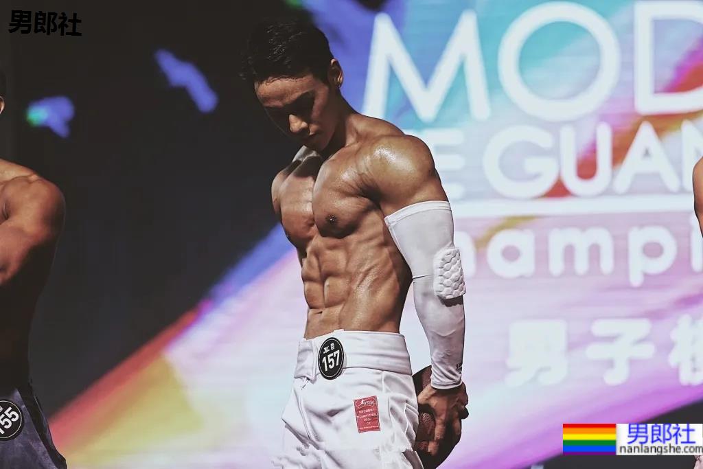 童颜腹肌重庆小哥火遍网络，炸裂腱子肉拍浴凧大片，真的馋人! - 51虹马