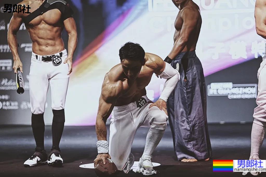 童颜腹肌重庆小哥火遍网络，炸裂腱子肉拍浴凧大片，真的馋人! - 51虹马