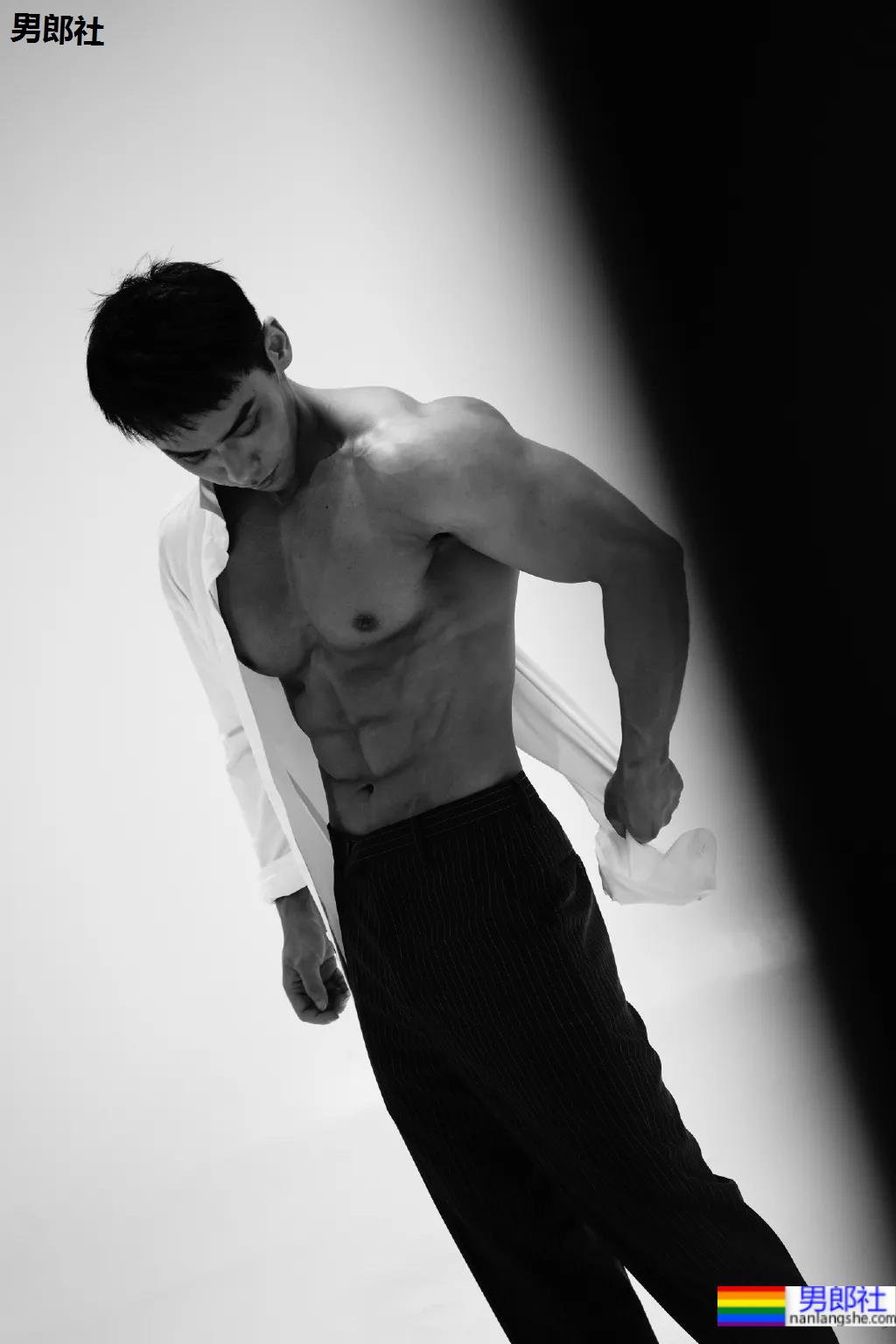 童颜腹肌重庆小哥火遍网络，炸裂腱子肉拍浴凧大片，真的馋人! - 51虹马