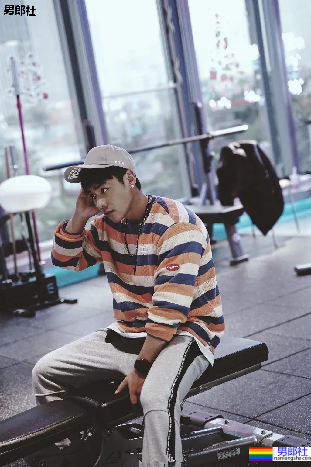 童颜腹肌重庆小哥火遍网络，炸裂腱子肉拍浴凧大片，真的馋人! - 51虹马