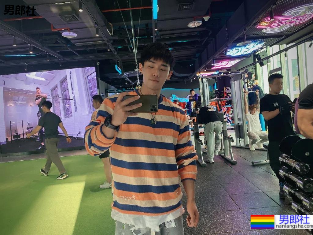 童颜腹肌重庆小哥火遍网络，炸裂腱子肉拍浴凧大片，真的馋人! - 51虹马