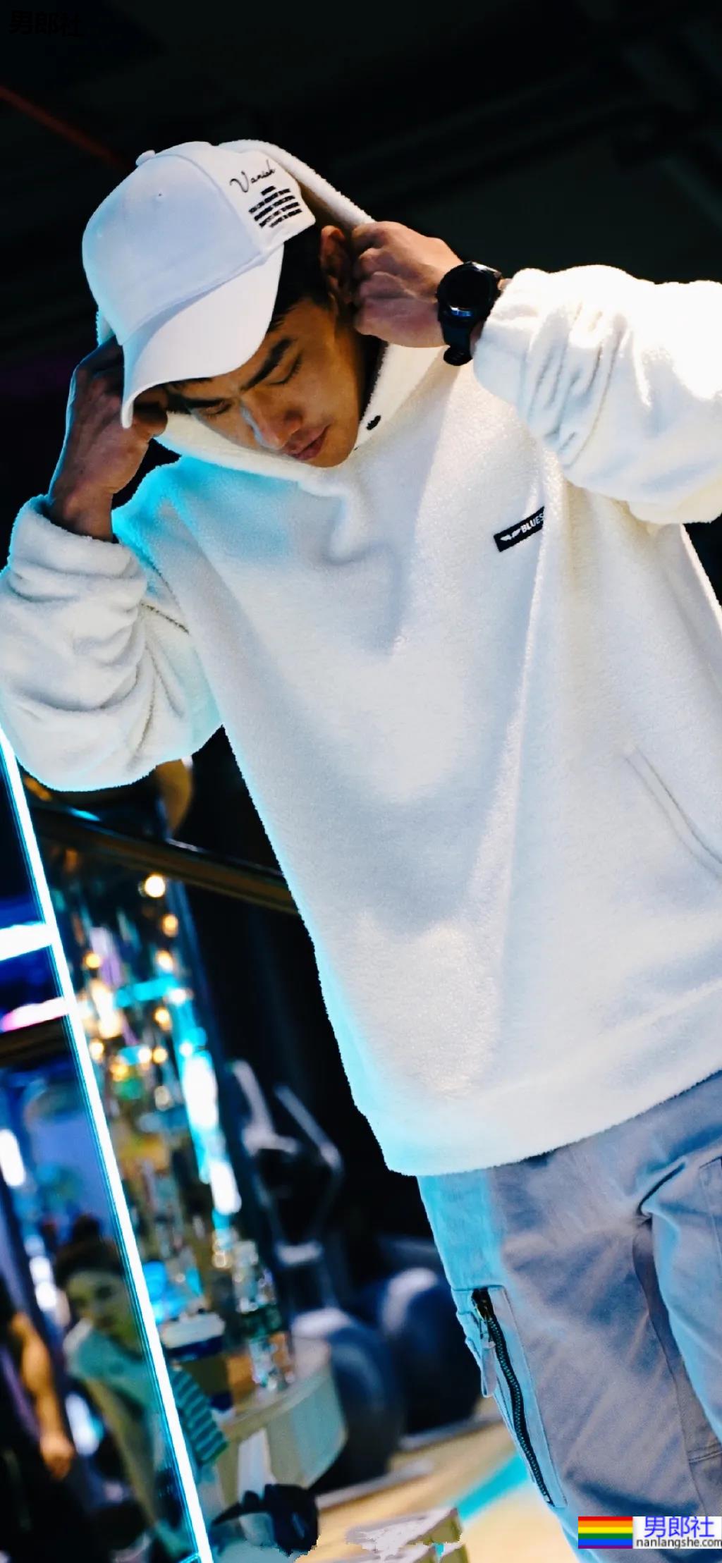 童颜腹肌重庆小哥火遍网络，炸裂腱子肉拍浴凧大片，真的馋人! - 51虹马