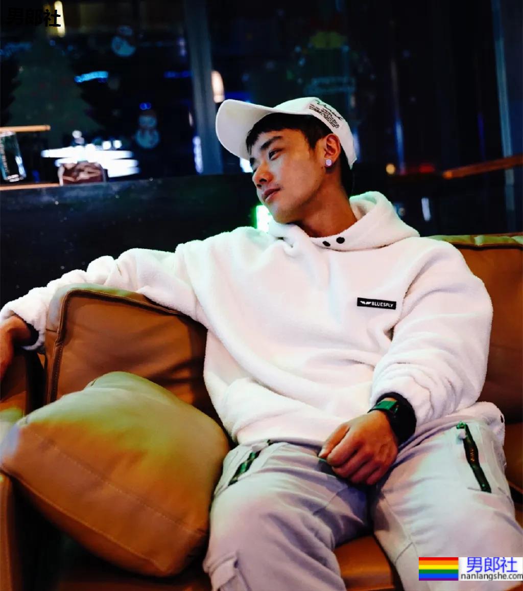 童颜腹肌重庆小哥火遍网络，炸裂腱子肉拍浴凧大片，真的馋人! - 51虹马